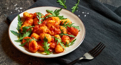 Herzhaft köstliche Bratwurst-Gnocchi in Toma...